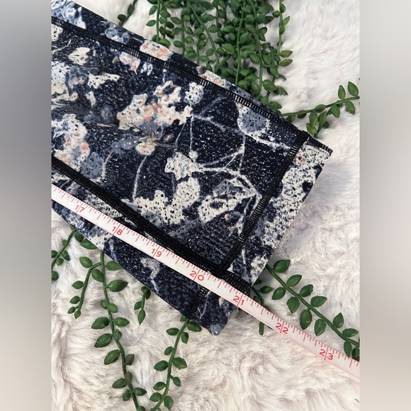 Lululemon Speed Up Crop 21” Tight in Spring Multi Bloom Size 2 - Picture 3 of 5